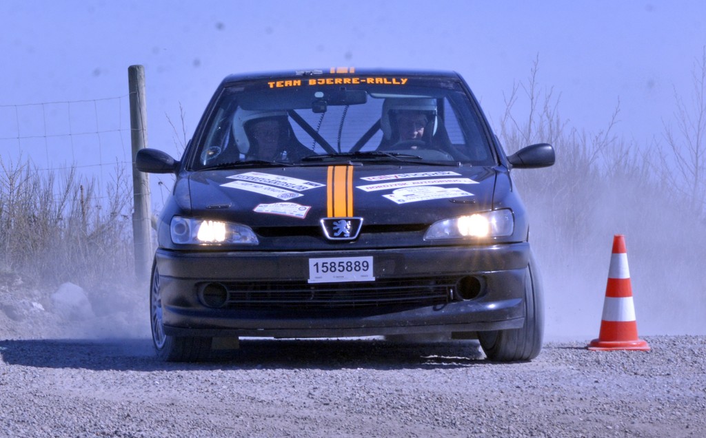 Niels og Inger Bjerre går til makronerne i rally
(Foto: Åge Keseler Kirketerp)